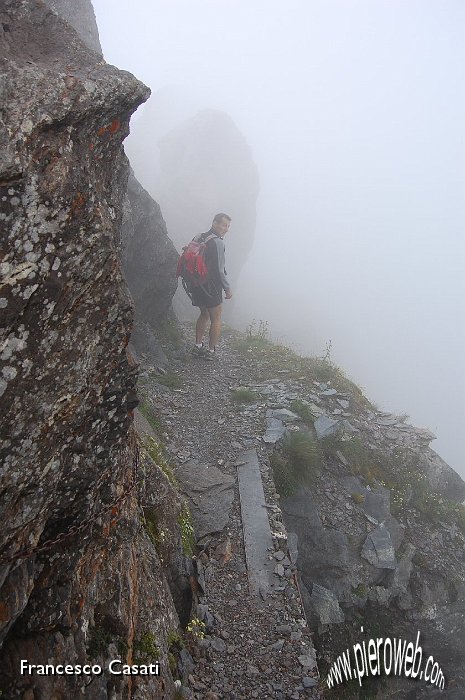 13 Il sentiero A. Curò nella nebbia.jpg